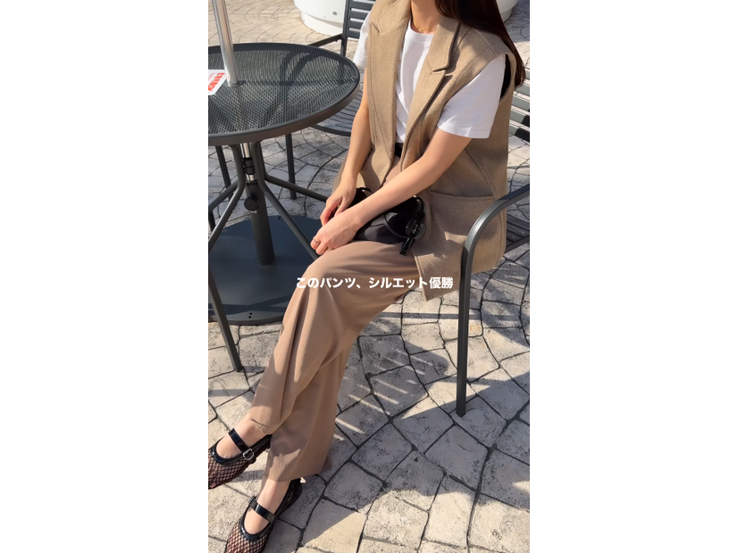 「ジレとボトムスを同系色に」。白Ｔ×タックワイドパンツを秋仕様にシフトする着こなしテク【40代の毎日コーデ】