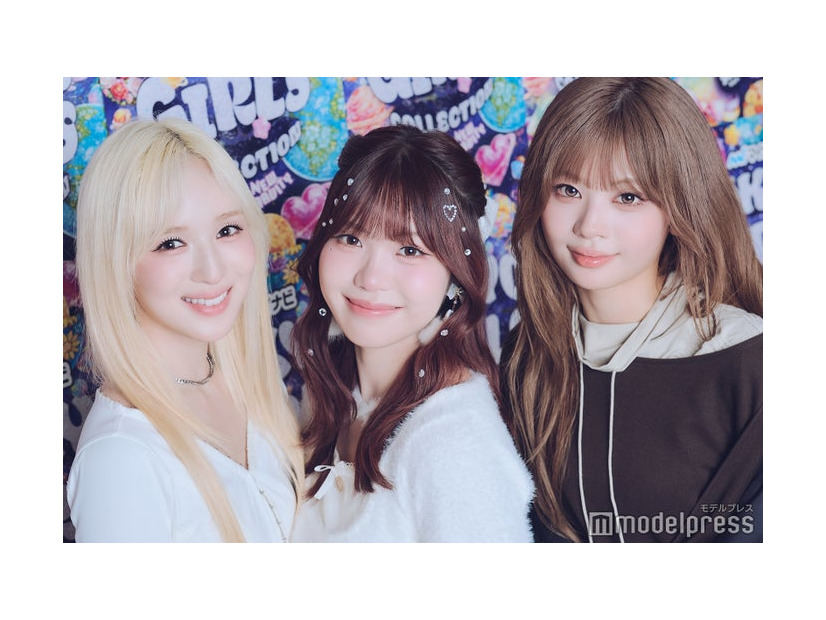 モデルプレスのインタビューに応じたME:I・SUZU、TSUZUMI、RINON（C）モデルプレス