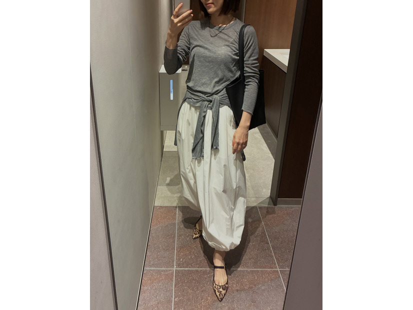 軽やかな【GU】シアートップスは今の季節にちょうどいい着心地。×ボリューム白パンツで魅せる美シルエットの着こなし【40代の毎日コーデ】