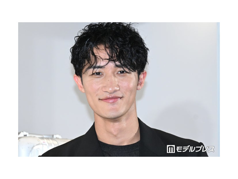 1日7～8時間寝ている岩本照（C）モデルプレス