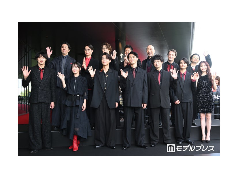 （後列左から）袴田吉彦、金田哲、今井竜太郎、武井壮、牧野公昭、ジョエル・ディカーソン、浜野謙太（前列左から）佐藤龍我、伊原六花、中川大志、岩本照、安藤政信、城桧吏、久間田琳加（C）モデルプレス