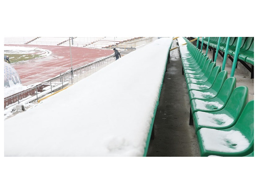 豪雪のJ2新潟、スタジアムが異常事態…積雪は55cm、開幕まであと3週間