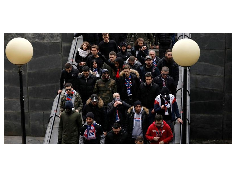これが海外のサッカー狂！PSGサポ、駅を占拠した映像がカオス