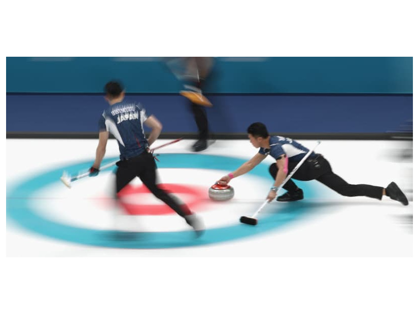 サッカー界も五輪に便乗！シティ選手が「カーリングごっこ」やる