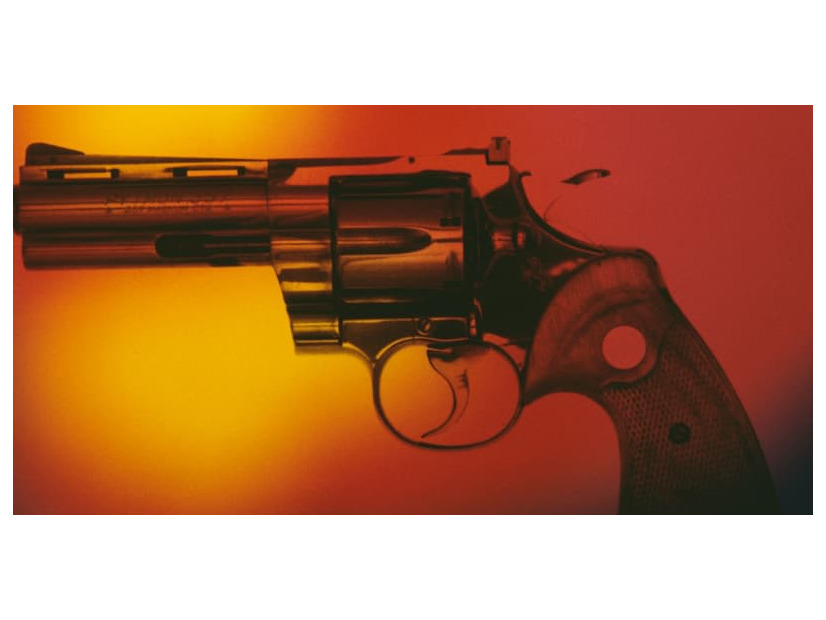 衝撃的すぎる…名門チームの会長、なんと「拳銃携帯」で試合に乱入！