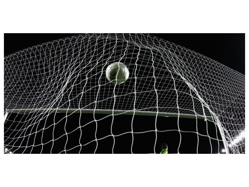 流石に無理でしょ！「投げ込みオウンゴール」のGK、驚きの反応とは