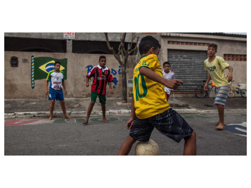 これが、サッカー王国ブラジル！素人おじさんの足技がすげぇぞ