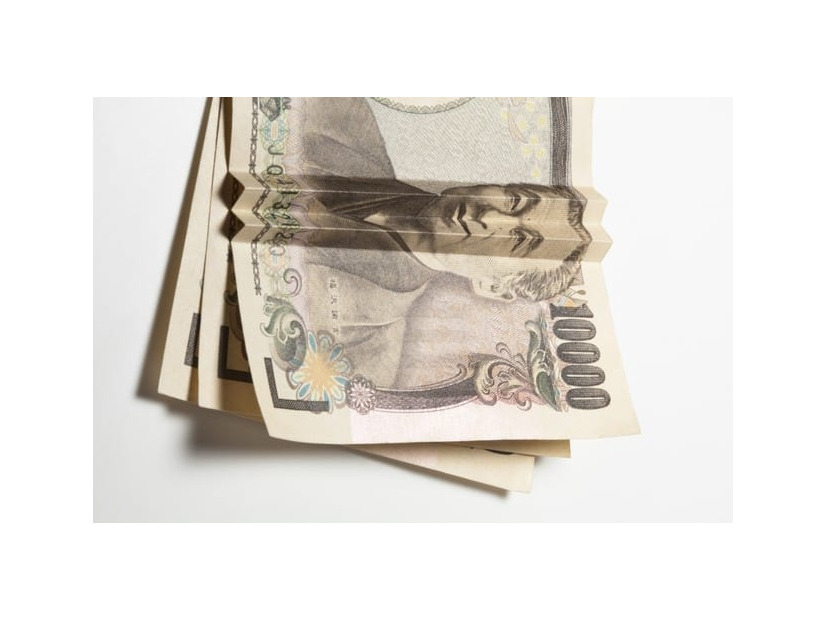 「資産運用がはじめて」という投資初心者の方も多いと思いますが、インフレなどで物価も上がるこれからの時代には、資産運用しなければ家計を守れないのも事実かもしれません。1万円や10万円からできる、初心者のために資産運用の種類や方法をお教えします。安全な金融商品である金利が高めの定期預金、個人向け国際、投資信託、株やETF、iDeCo・確定拠出年金、つみたてNISAなどお得なものが色々とありますよ。