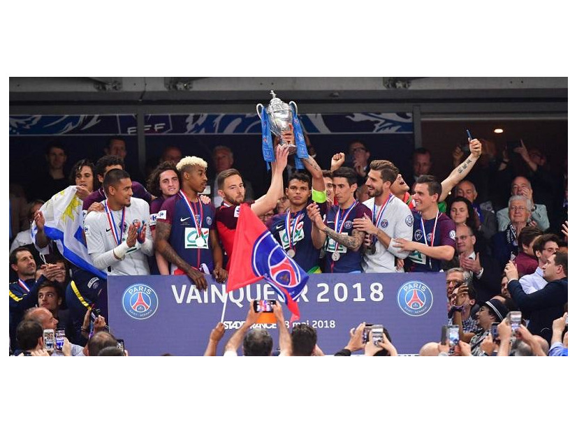 PSG、前代未聞のサプライズ！なんと相手の主将と一緒にトロフィー掲げる