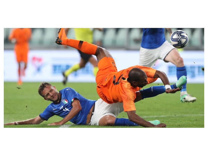 W杯に出ないイタリアvsオランダが激突！「ゴールシーンと一発レッド」を見る