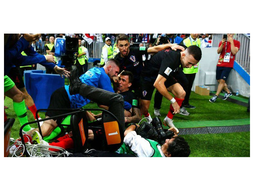 これはいい！W杯でクロアチア選手に押し倒されたカメラマン、その瞬間の写真が
