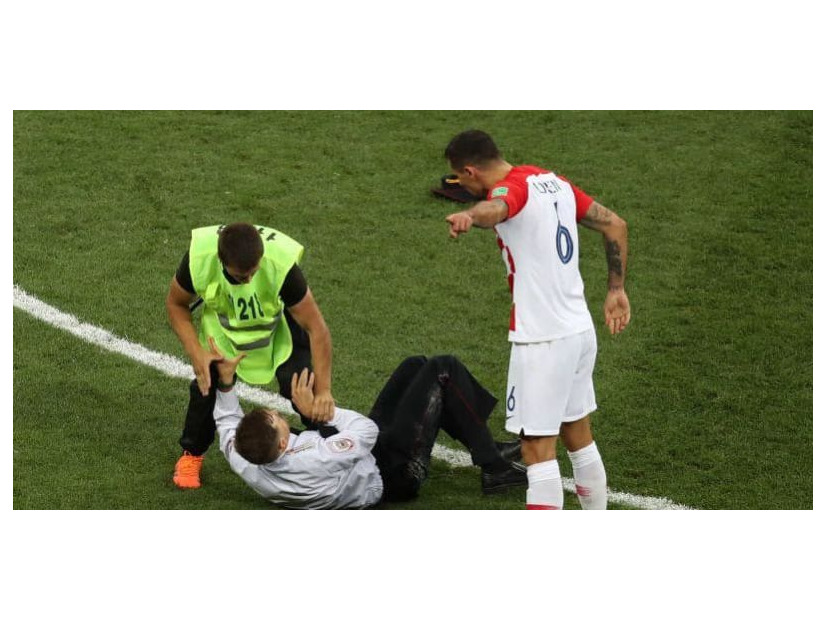 ロヴレンにボコられる写真が話題…W杯決勝の乱入者は有名バンド