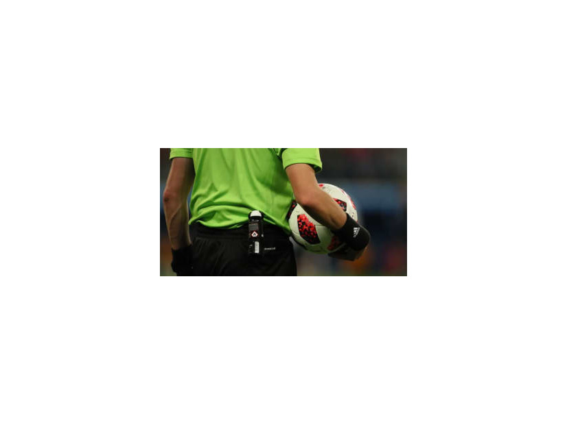 サッカー界に新たな「伝説動画」誕生！なんとPKが主審の顔面に当たってゴール