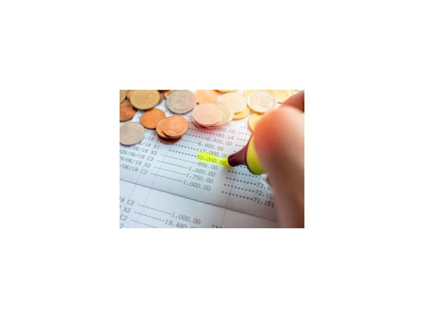 ずっと普通預金に預けっぱなしで「定期預金」を知らないという人もいると思うので、定期預金の基本と注意点、気を付けたい落とし穴について解説します。