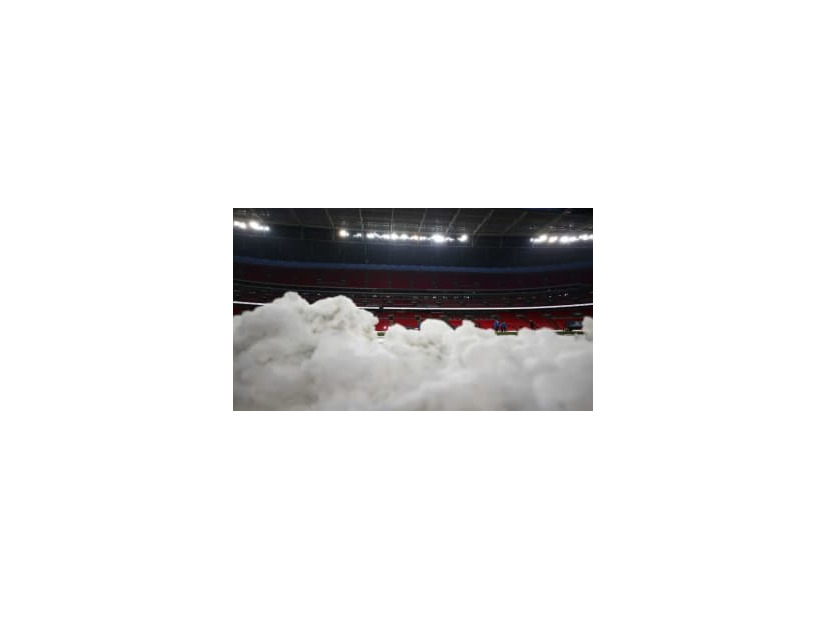 やめてあげて…サッカー審判、ファンから「雪の集中砲火」を浴びる