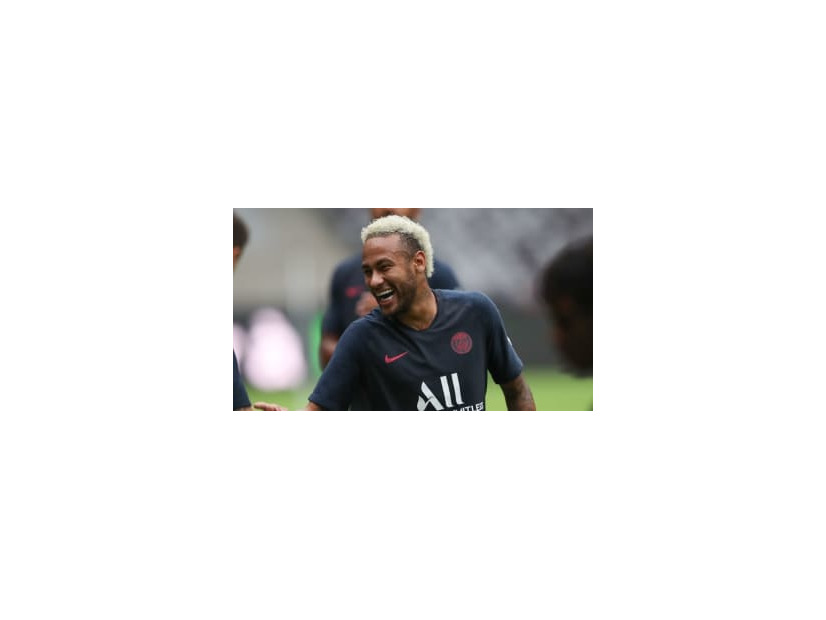 ネイマール、PSG監督に押し倒される！話題の「謎シーン」がこれ