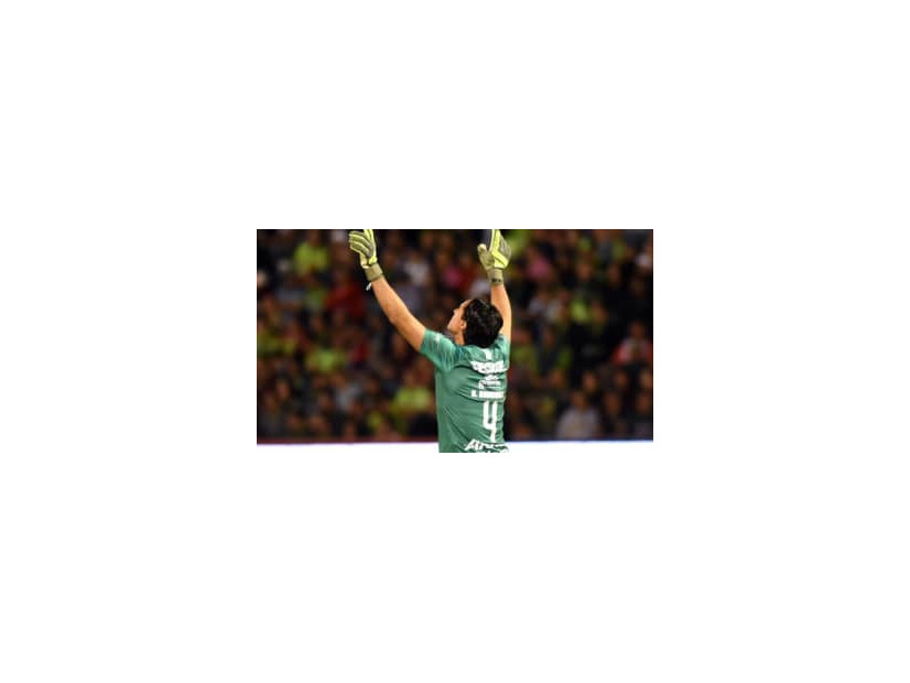 背番号4のGKが伝説ゴール！仰天の「100m超ロングシュート」がこれ