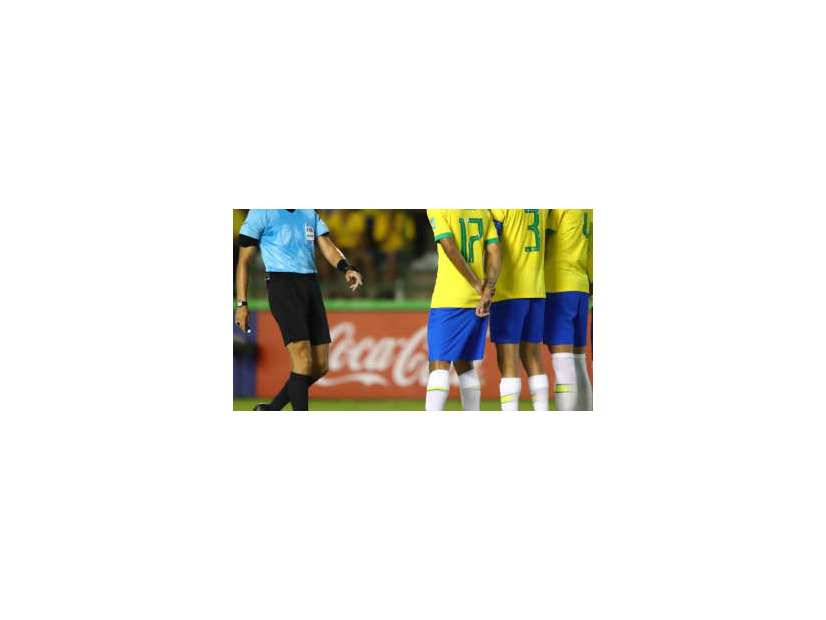 本田よ、これがブラジルだ！主審をダマす「身代わり術」がこれ