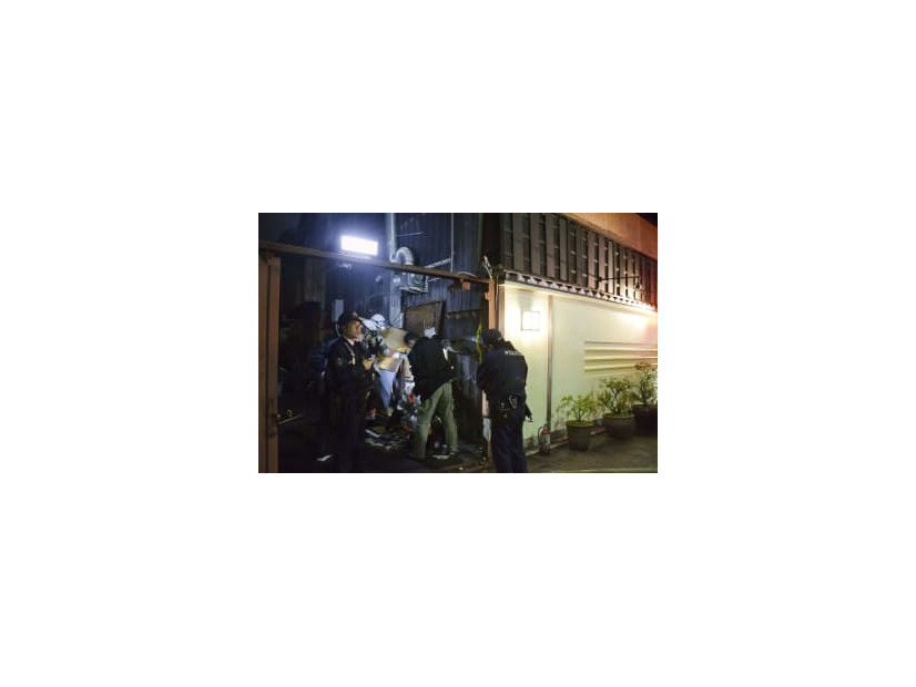 壁が一部焼けた京都・祇園の飲食店＝15日夜