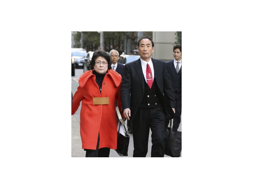 公判のため、大阪地裁に向かう「森友学園」の前理事長籠池泰典被告（右）と妻諄子被告＝19日午前
