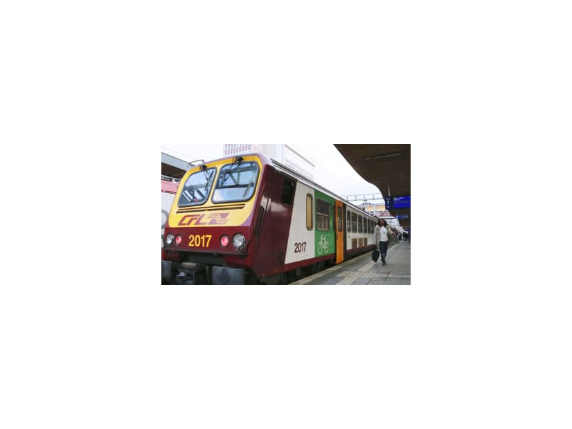 1日、ルクセンブルク市の駅に到着した列車（共同）