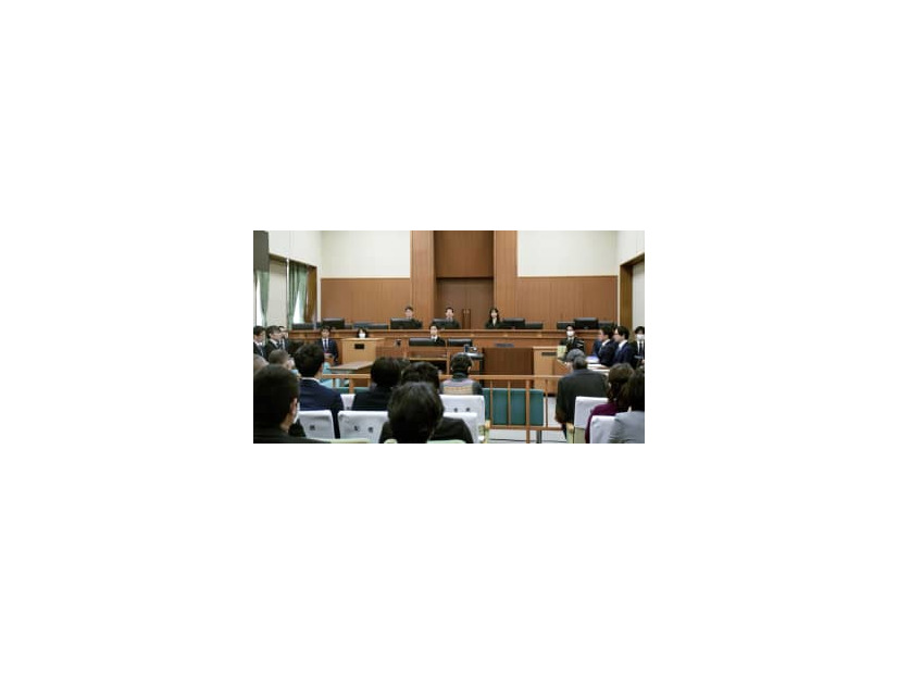 殺人などの罪に問われた鹿嶋学被告の初公判が開かれた広島地裁の法廷＝3日午前（代表撮影）
