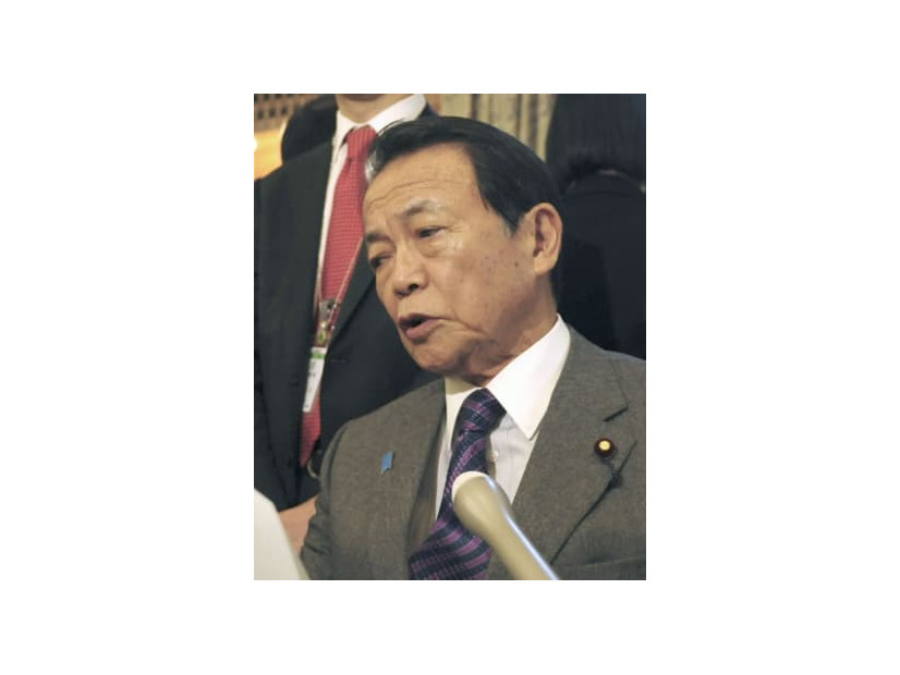 記者の質問に答える麻生財務相＝3日午前、国会