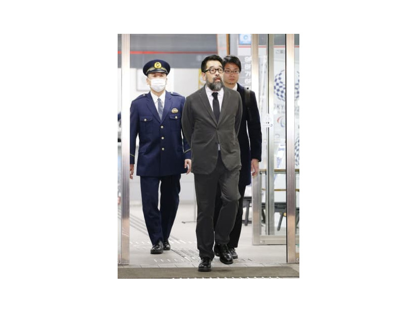 保釈され、東京湾岸署を出る槙原敬之被告＝6日午後7時