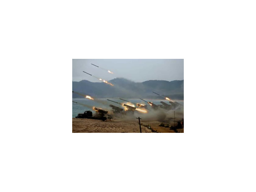 13日付の北朝鮮の労働新聞に掲載された砲撃対抗競技の写真（コリアメディア提供・共同）