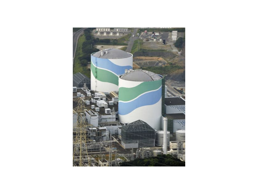 九州電力川内原発の1号機（手前）と2号機＝鹿児島県薩摩川内市