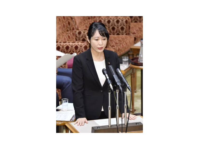 参院予算委で自らの国会答弁について謝罪する森法相＝16日午前