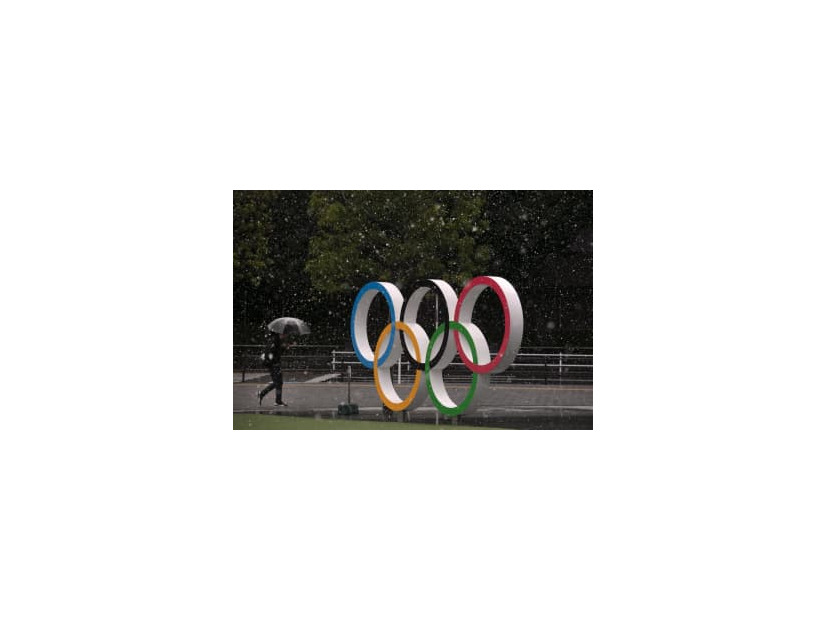 国立競技場近くに設置された五輪ロゴ＝14日、東京（AP＝共同）