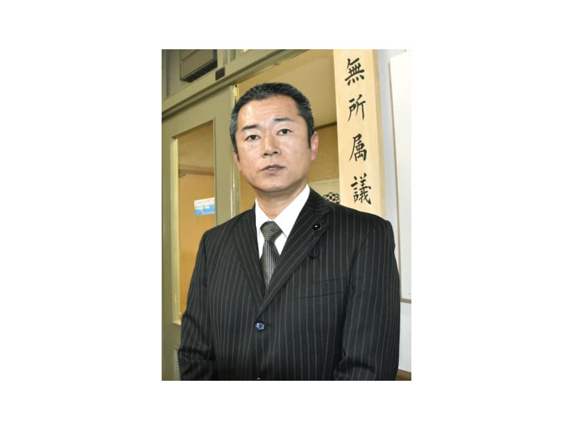 取材に応じる静岡県の諸田洋之県議＝18日午前、静岡県庁