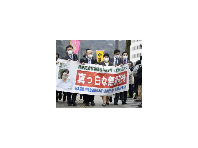 大津地裁に向かう西山美香さん（左から3人目）と弁護士ら＝31日午前