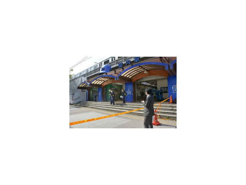 男性が倒れていたJR関内駅前の路上＝3日午前8時46分、横浜市中区