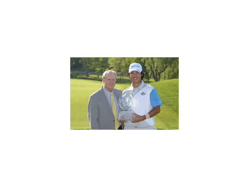 2014年にメモリアル・トーナメントで初優勝を挙げた松山英樹（右）とホストのジャック・ニクラウス（左）（撮影：GettyImages)