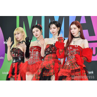 aespa、ミニ丈衣装でほっそり美脚披露＜MMA2023＞
