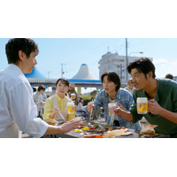 山崎賢人・上白石萌音・坂口憲二・西島秀俊、新CMで息ぴったり BBQでビール堪能