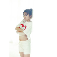 とき宣・小泉遥香、ほっそりお腹がチラリ！“アイドルおはるの素顔”をテーマに彼女感たっぷり