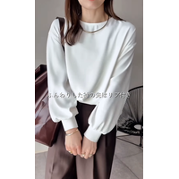 さりげなく華やかさを添えて。白ブラウス×ブラウンパンツの上品配色術【40代の毎日コーデ】