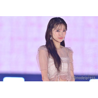 Girls2小川桜花、シアートップスで美肌透ける ほっそりウエストも披露【GirlsAward 2025SS】