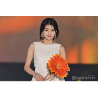 出口夏希、純白ワンピ＆大ぶりアクセで存在感「non-no」モデルとして初ランウェイ【GirlsAward 2025SS】