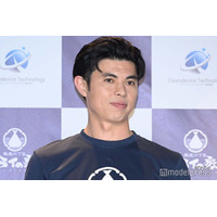 小島よしお、和装姿の息子を抱っこ「大きくなってる」「服装もお部屋もセンス抜群」の声