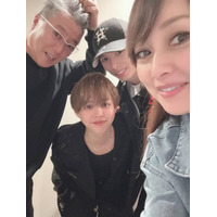 渡辺美奈代、夫＆イケメン息子たちとパシャリ！家族4SHOTに「美男美女」「素敵なファミリー」の声
