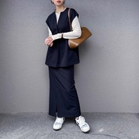 体のラインが出にくい！ダンボール素材ジレ×スカートのセットアップ風スタイル【40代の毎日コーデ】
