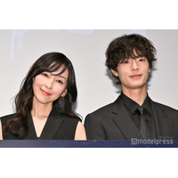 「魔物（마물）」あやめ（麻生久美子）＆凍也（塩野瑛久）が密着 オフショットに反響「美男美女」「本当のカップルのよう」