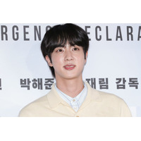 BTSジン、USJ降臨オフショットに反響「自撮りが反則級のかっこよさ」「スタイル良すぎ」