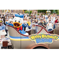 【ディズニー】ドナルドのバースデーをパレードルートで一緒にお祝い！ 「ドナルドのバースデーグリーティング」お披露目
