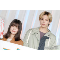志尊淳＆岸井ゆきの「恋は闇」現場に“こいやみTシャツ”差し入れ お揃いショットに反響「おしゃれ」「みんな似合う」