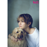 Hey! Say! JUMP山田涼介、大型犬と“双子ショット”「VOCE」連載企画登場